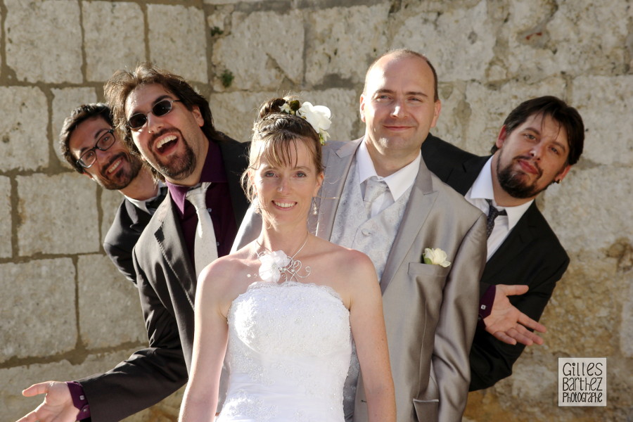 photographe mariage photo de groupe originale témoins copains rigolade charente