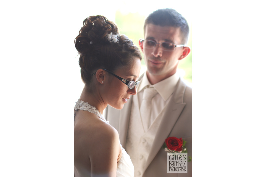 photographe mariage flou tendresse mariés chignon coiffure charente