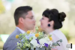 photographe mariage couple bouquet bokeh